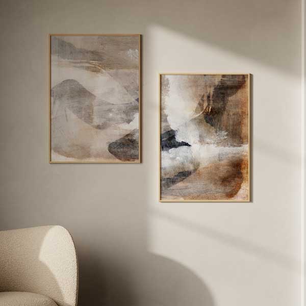 Set aus zwei Wandbildern mit überlagerten abstrakten Formen in Beige, Sand, Off-White, Braun und Schwarz, weicher Komposition und zeitgemäßem abstraktem Stil. Erhältlich auf kudeko.com