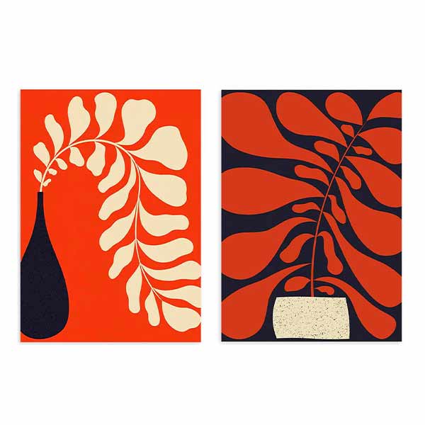 Set aus zwei Wandbildern mit stilisierten Pflanzen, großen Blättern in Rot, Creme und Marineblau, botanische Komposition im abstrakten Stil für die Wandgestaltung. Erhältlich auf kudeko.com