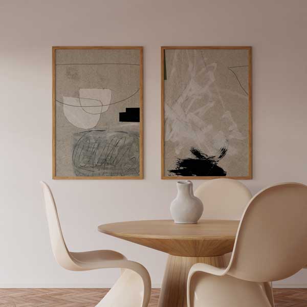 Conjunto de dos cuadros con formas abstractas en beige, blanco, gris y negro, líneas finas y composiciones orgánicas de estilo abstracto. Disponible en kudeko.com