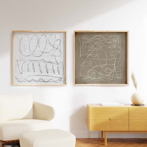Set aus zwei Wandbildern mit abstrakten Kompositionen, geschwungenen Linien und geometrischen Formen in Off-White, warmem Beige und Schwarz, im modernen abstrakten Stil. Erhältlich auf kudeko.com