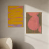 Cuadro abstracto con formas rosadas difusas sobre fondo oscuro texturizado, en marco negro, kudeko.com
