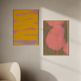 Cuadro abstracto con formas rosadas difusas sobre fondo oscuro texturizado, en marco negro, kudeko.com
