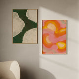 Cuadro abstracto con formas crema sobre fondo verde oscuro, en marco negro, kudeko.com
