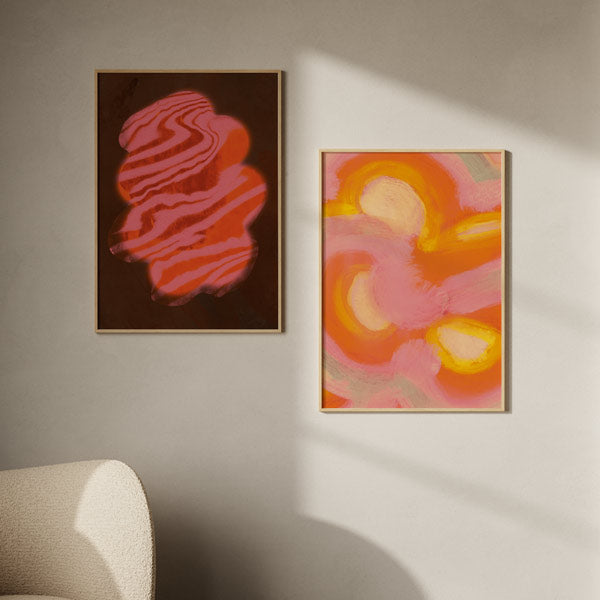 Cuadro abstracto con forma ondulada en tonos rojos y rosas sobre fondo oscuro, kudeko.com
