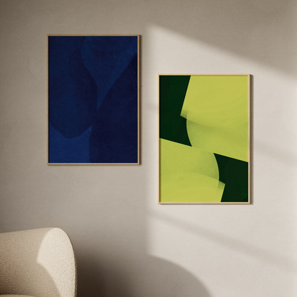 Cuadro abstracto geométrico en tonos verde y amarillo con marco negro, kudeko.com
