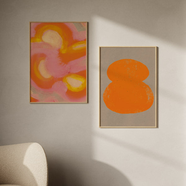 Cuadro abstracto con forma orgánica naranja sobre fondo beige, en marco negro, kudeko.com
