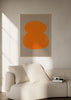 Cuadro abstracto con forma orgánica naranja sobre fondo beige, en marco negro, kudeko.com
