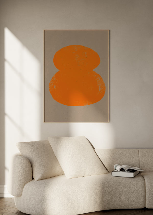 Cuadro abstracto con forma orgánica naranja sobre fondo beige, en marco negro, kudeko.com
