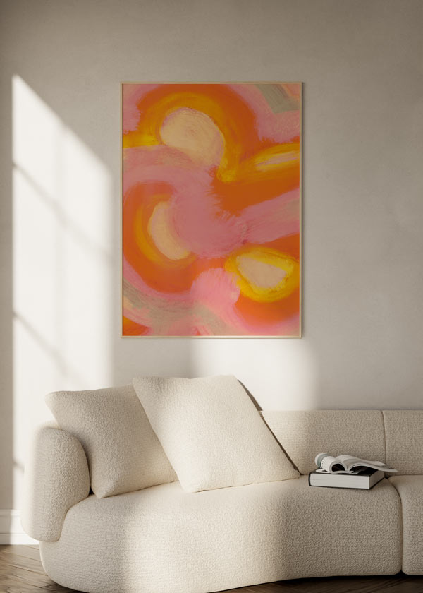 Cuadro abstracto en tonos cálidos con pinceladas en rosa, naranja y amarillo, en marco negro, kudeko.com
