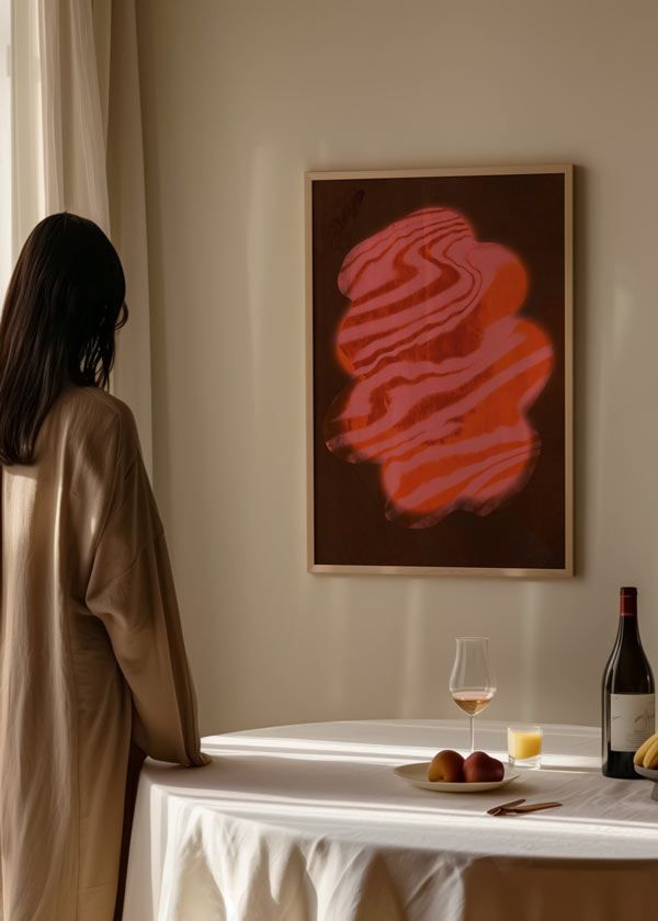 Cuadro abstracto con forma ondulada en tonos rojos y rosas sobre fondo oscuro, kudeko.com
