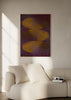 Cuadro abstracto con formas ovaladas doradas sobre fondo granate, en marco negro, kudeko.com
