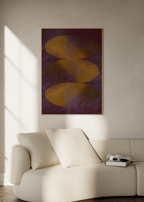 Cuadro abstracto con formas ovaladas doradas sobre fondo granate, en marco negro, kudeko.com
