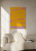 Cuadro abstracto en amarillo y lila con trazos curvos, en marco negro, kudeko.com
