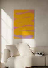 Cuadro abstracto en amarillo y lila con trazos curvos, en marco negro, kudeko.com
