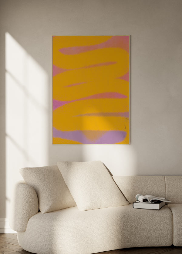 Cuadro abstracto en amarillo y lila con trazos curvos, en marco negro, kudeko.com
