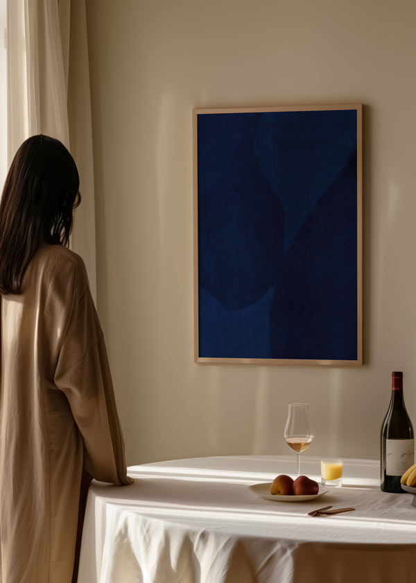 Cuadro abstracto en azul oscuro con formas orgánicas, en marco negro, kudeko.com
