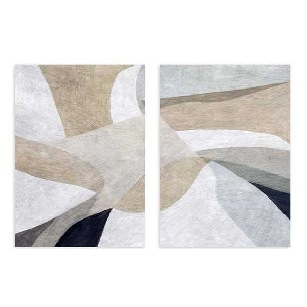 Set aus zwei Wandbildern mit abstrakten geschwungenen Formen in Beige, Off-White, sanftem Grau und dunklen Akzenten, ausgewogene Komposition im abstrakten Stil für moderne Wandgestaltung. Erhältlich auf kudeko.com