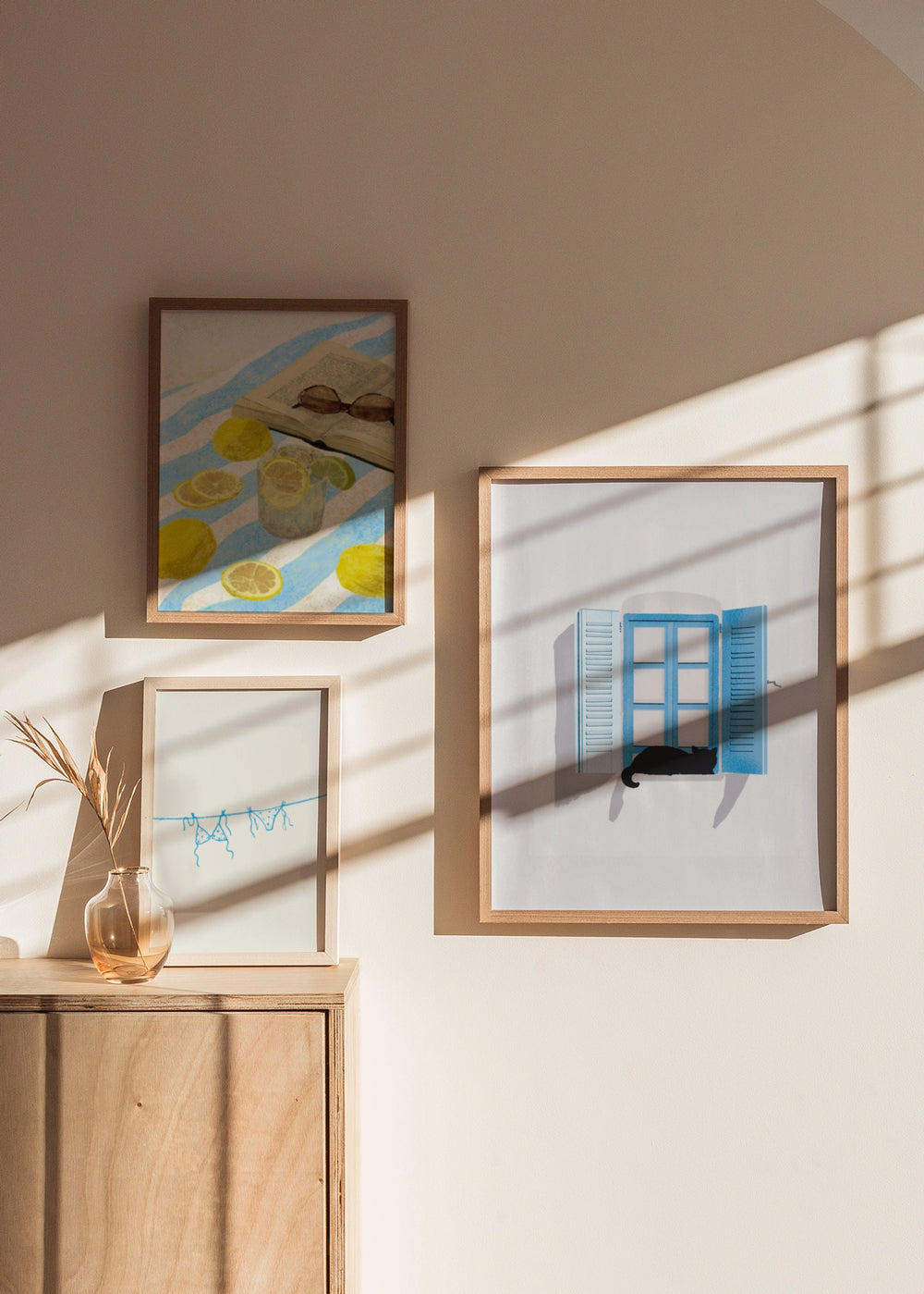 Mural decorativo de tres piezas de estilo minimalista y sereno, mural veraniego con gato en la ventana, modelo Mural I - Un gato en la ventana