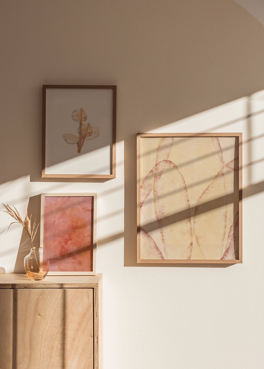 Set aus drei dekorativen Wandbildern im organischen und abstrakten Stil, in Terrakotta-Tönen, Modell Mural I - Organische Stille. Erhältlich auf kudeko.com