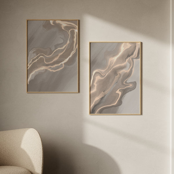 Set aus zwei Wandbildern mit fließenden abstrakten Formen, wellenförmigen Maserungen in Beige, Sand, Taupegrau und sanften goldenen Details, im ausgewogenen zeitgenössischen Stil. Erhältlich auf kudeko.com