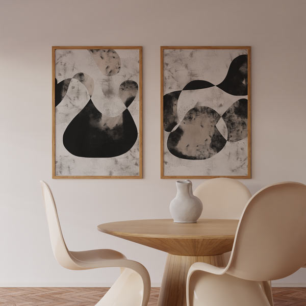 Ensemble de deux tableaux avec formes organiques abstraites en noir, gris, beige et blanc cassé, dans un style abstrait aux tons neutres et à l’expression contemporaine. Disponible sur kudeko.com