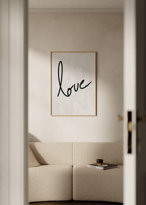 Cuadro minimalista con diseño tipográfico de la palabra "love". kudeko.com
