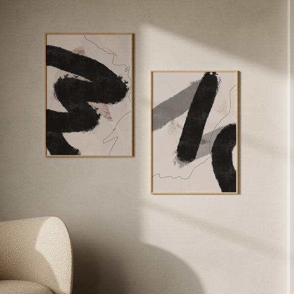 Conjunto de dos cuadros abstractos en tonos neutros y negros, con trazos oscuros y estilo moderno. kudeko.com
