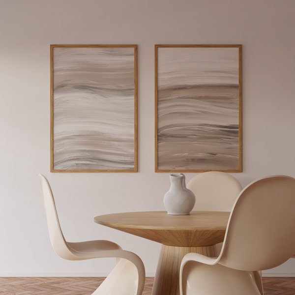 Conjunto de dos cuadros con formas abstractas onduladas en beige, arena, blanco roto y marrón topo, con composición serena y estilo abstracto. Disponible en kudeko.com