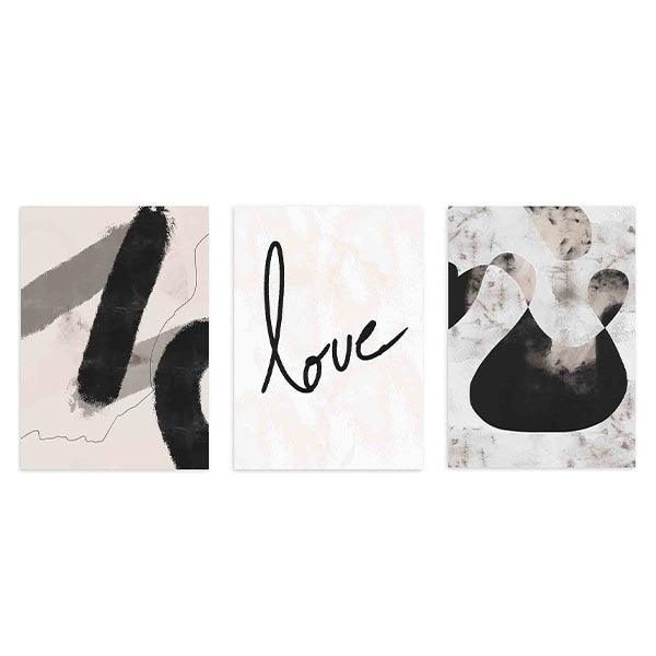 Conjunto de três quadros com formas abstratas em preto e cinzento, palavra love a preto, fundo bege claro e estilo abstrato contemporâneo para parede. Disponível em kudeko.com