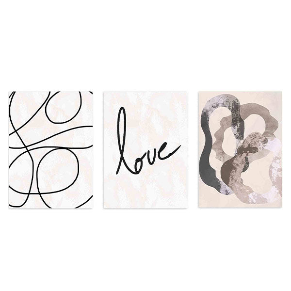 Conjunto de tres cuadros con líneas abstractas negras, palabra love central y formas orgánicas beige, gris y taupe, de estilo minimalista. Disponible en kudeko.com