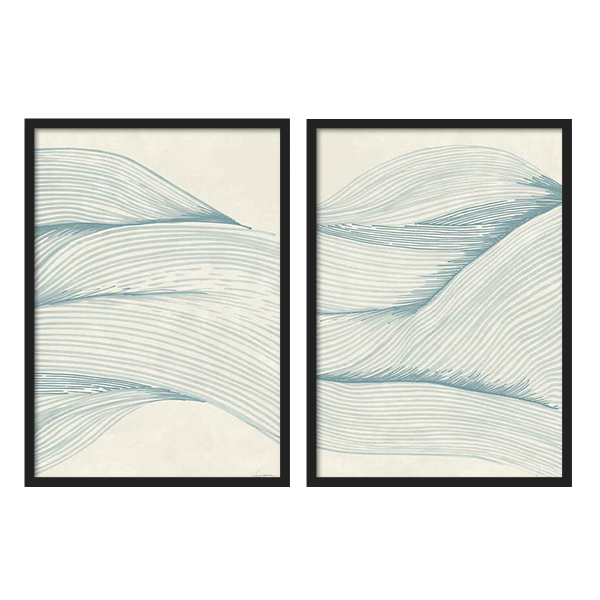 Conjunto de dos cuadros abstractos con líneas fluidas en tonos azul sobre fondo beige. kudeko.com
