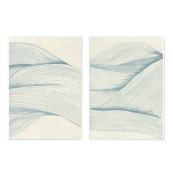 Conjunto de dos cuadros con líneas onduladas inspiradas en el mar, tonos azul claro y fondo marfil, composición abstracto serena y elegante. Disponible en kudeko.com