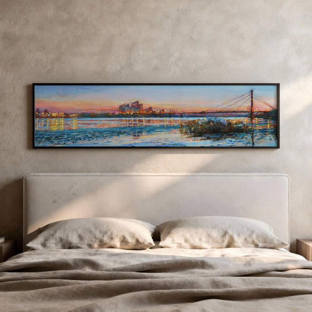 Quadro horizontal fotográfico que captura a beleza de uma ponte iluminada ao pôr do sol. Disponível em kudeko.com.