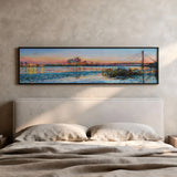 Horizontales Wandbild, das die Schönheit einer bei Sonnenuntergang beleuchteten Brücke einfängt. Erhältlich auf kudeko.com.