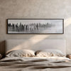 Horizontales Wandbild in Schwarz und Weiß eines nebligen Waldes verfügbar auf kudeko.com