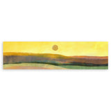 Horizontales Wandbild mit Landschaft, Sonne über sanften Hügeln, diffusem Horizont, gelben, ockerfarbenen, weich grünen Tönen und reduziertem abstraktem Stil. Erhältlich auf kudeko.com