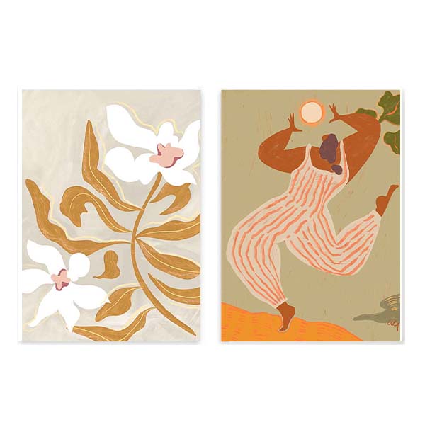Conjunto de dois quadros com grande flor branca de folhas ocre e figura feminina em movimento, em tons de bege, terracota, branco e verde oliva, com estilo de ilustração contemporâneo. Disponível em kudeko.com