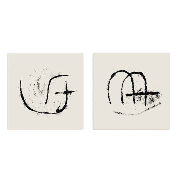 Set aus zwei gerahmten Wandbildern mit abstrakten schwarzen Symbolen auf hellbeigem Hintergrund, organischen Linien, reduzierter Komposition und modernem minimalistischem Stil. Erhältlich auf kudeko.com