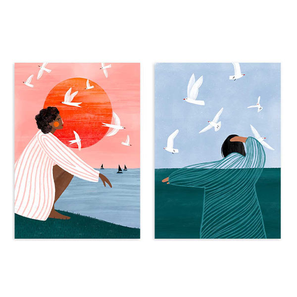 Set aus zwei gerahmten Wandbildern mit Frauen am Meer, weißen Vögeln im Flug, roter Sonne, rosa und blauem Himmel, im Illustrationsstil mit türkisen und schwarzen Farbtönen. Erhältlich auf kudeko.com