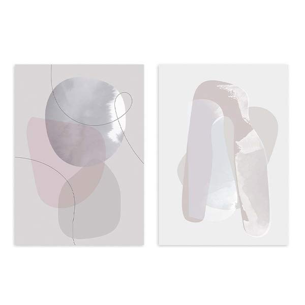 Conjunto de dois quadros com formas abstratas orgânicas sobrepostas, linhas curvas finas, transparências suaves e tons de bege, cinzento pérola, rosa antigo e branco, em estilo abstrato contemporâneo. Disponível em kudeko.com