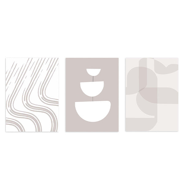 Conjunto de três quadros com linhas curvas orgânicas, formas semicirculares sobrepostas e composição abstrata em bege, taupe, areia e branco, num estilo minimalista contemporâneo. Disponível em kudeko.com