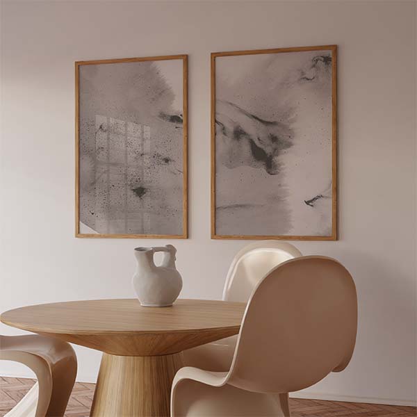 Ensemble de deux tableaux avec formes abstraites diffuses, voiles légers, taches noires dispersées et tons beige, gris perle et blanc cassé, dans un style abstrait contemporain. Disponible sur kudeko.com