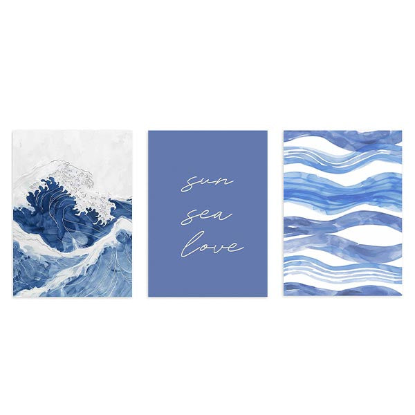Set aus drei Wandbildern mit großer Meereswelle in Blau und Weiß, geschwungenen Linien, Schriftzug Sun Sea Love auf blauem Hintergrund und typografischem Stil mit Küstencharakter. Erhältlich auf kudeko.com