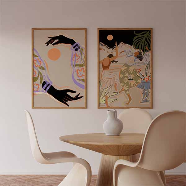 Conjunto de dos cuadros con sol y luna, manos negras, figuras en movimiento, hojas tropicales y tonos beige, terracota, lila, verde oliva y azul, de estilo ilustración. Disponible en kudeko.com