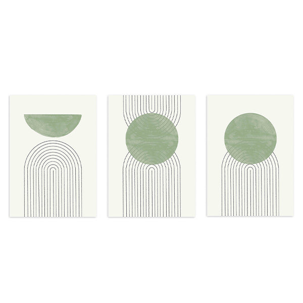 Set aus drei Wandbildern mit schwarzen linearen Bögen, Kreis und Halbkreis in Salbeigrün auf hellem Hintergrund, im klaren geometrischen Stil. Erhältlich auf kudeko.com