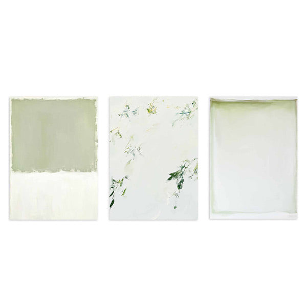 Conjunto de tres cuadros con composición abstracta en verde salvia, blanco roto y detalles suaves grisáceos, con formas etéreas y acabado luminoso de estilo abstracto. Disponible en kudeko.com
