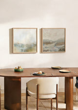 Cuadro cuadrado con paisaje abstracto de horizonte suave en tonos beige, gris claro, blanco roto, rosa empolvado y azul tenue, de estilo abstracto. Disponible en kudeko.com
