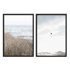 Ensemble de deux tableaux avec herbes sèches, fleurs sauvages, mer floue, ciel clair, oiseau en vol, tons sable, beige et bleu doux, style nature et paysages. Disponible sur kudeko.com