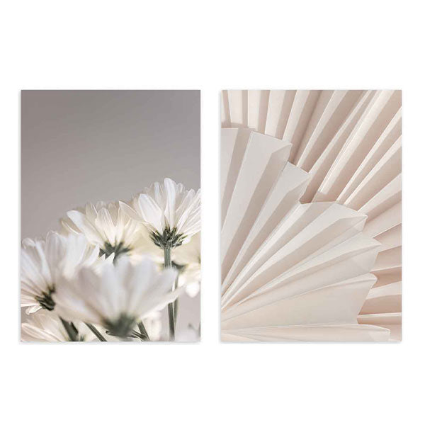 Conjunto de dois quadros com flores brancas delicadas, papel dobrado em leque, tons de creme, bege e marfim, estilo minimalista e decoração de parede serena. Disponível em kudeko.com