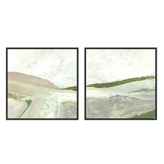Conjunto de dois quadros com paisagem abstrata de colinas e campos suaves em verde sálvia, bege, cinzento claro e branco quebrado, em estilo de natureza e paisagem serena. Disponível em kudeko.com